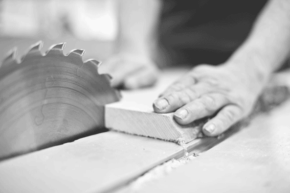 Hochwertige Imagefotografie der Schreinerei Trarbach "arbeitende Hände". Diese exklusiven Aufnahmen wurden speziell für die Webseite erstellt und fangen die Essenz und Leidenschaft der handwerklichen Arbeit ein.